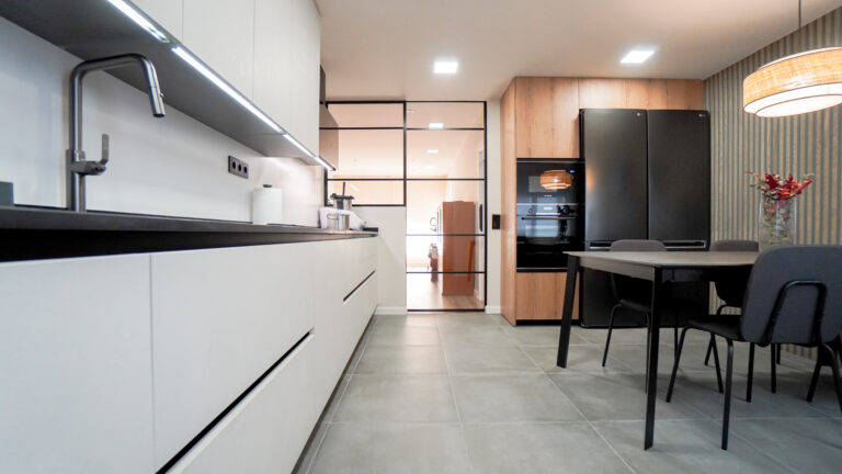Cocina blanca y negra con inducción invisible