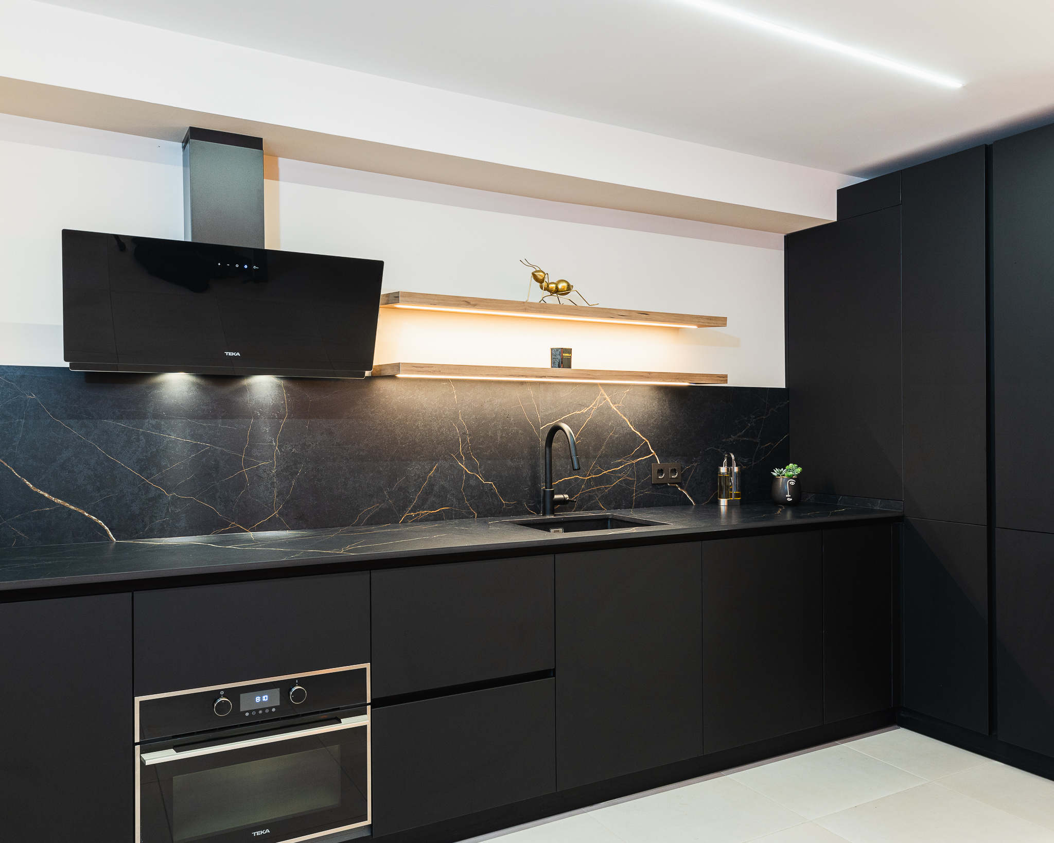 Cocina con encimera negra