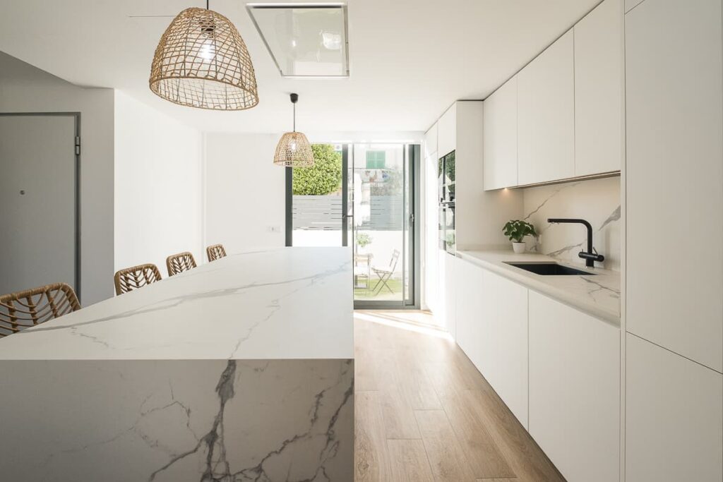cocina integrada en el salón statuario