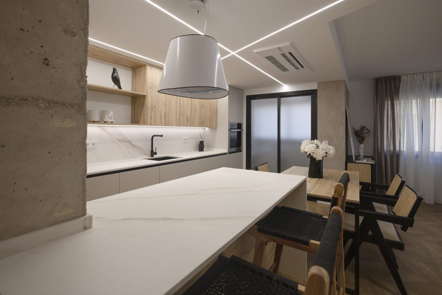 cocina integrada en el salón con península