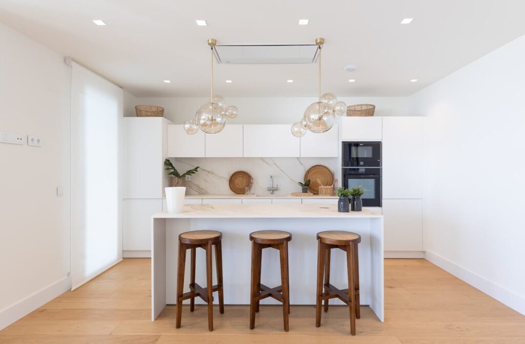 cocina integrada en el salón blanca