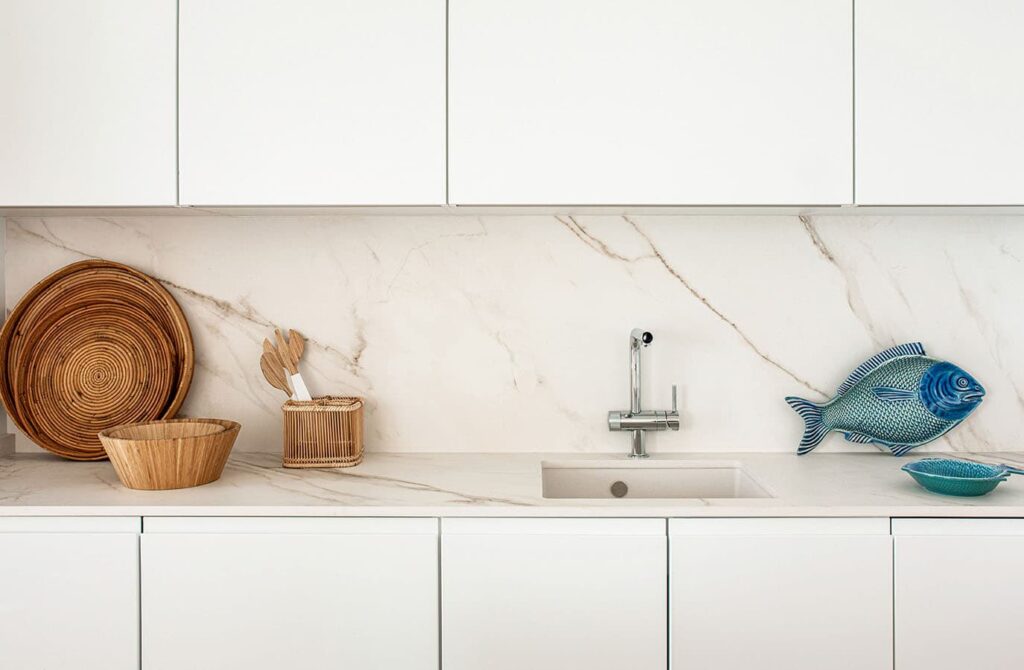cocina integrada en el salón moderna