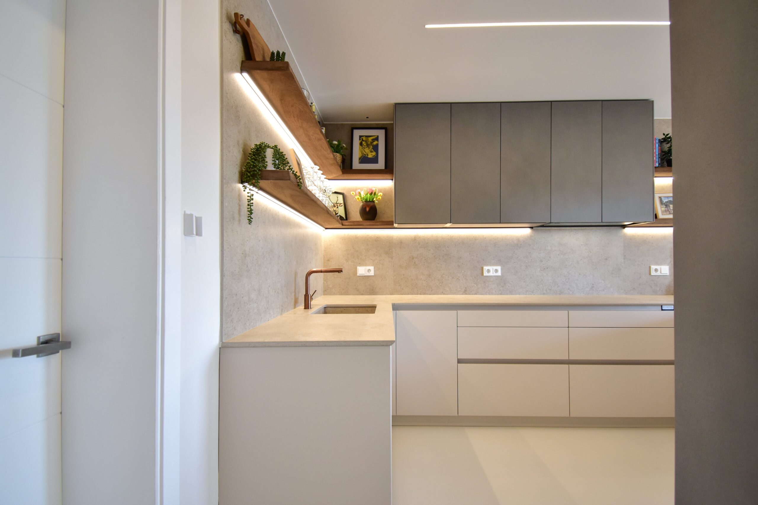 Cocina en L cálida y minimalista
