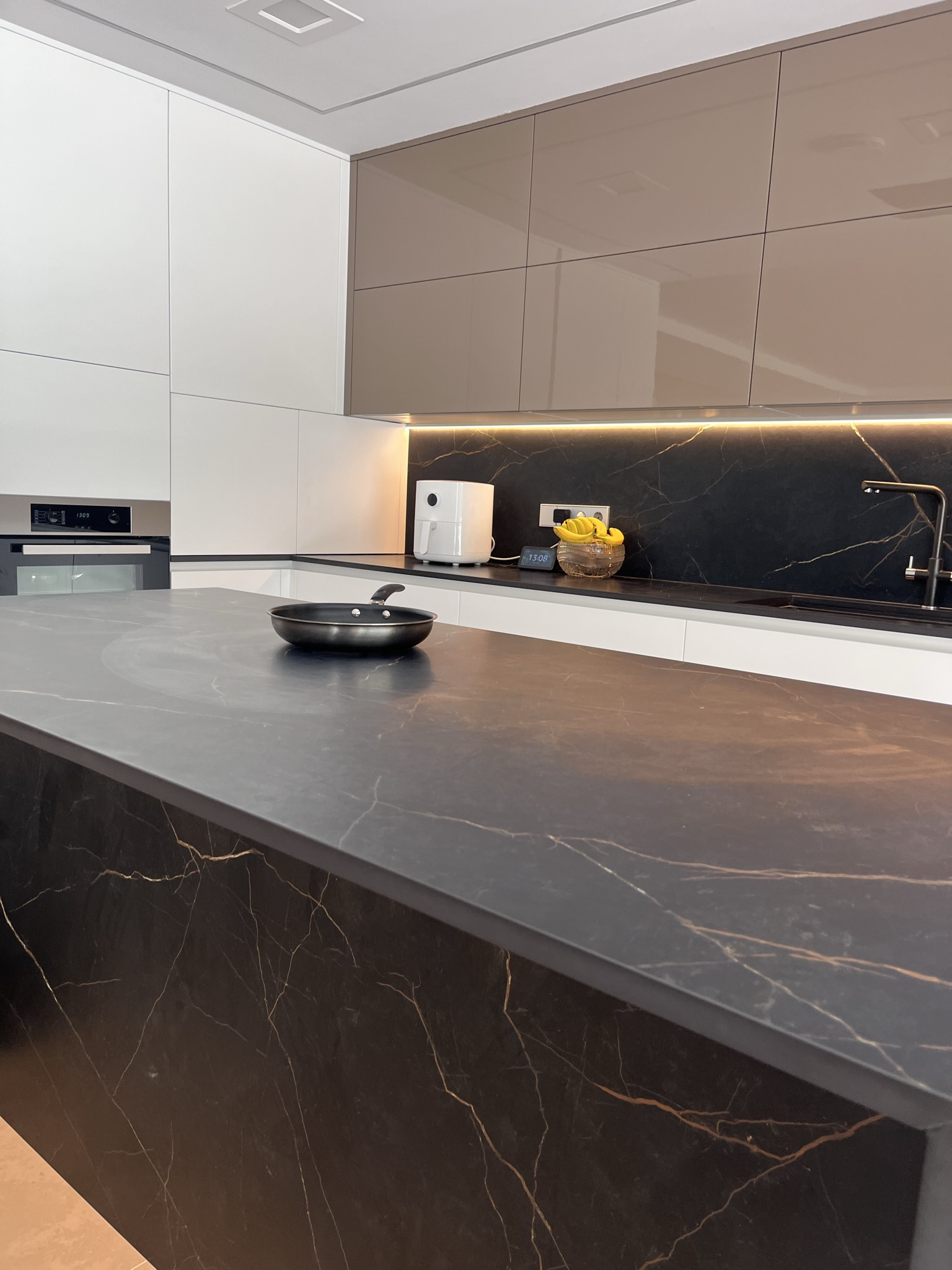 Cocina integral con isla central Marquina Gold