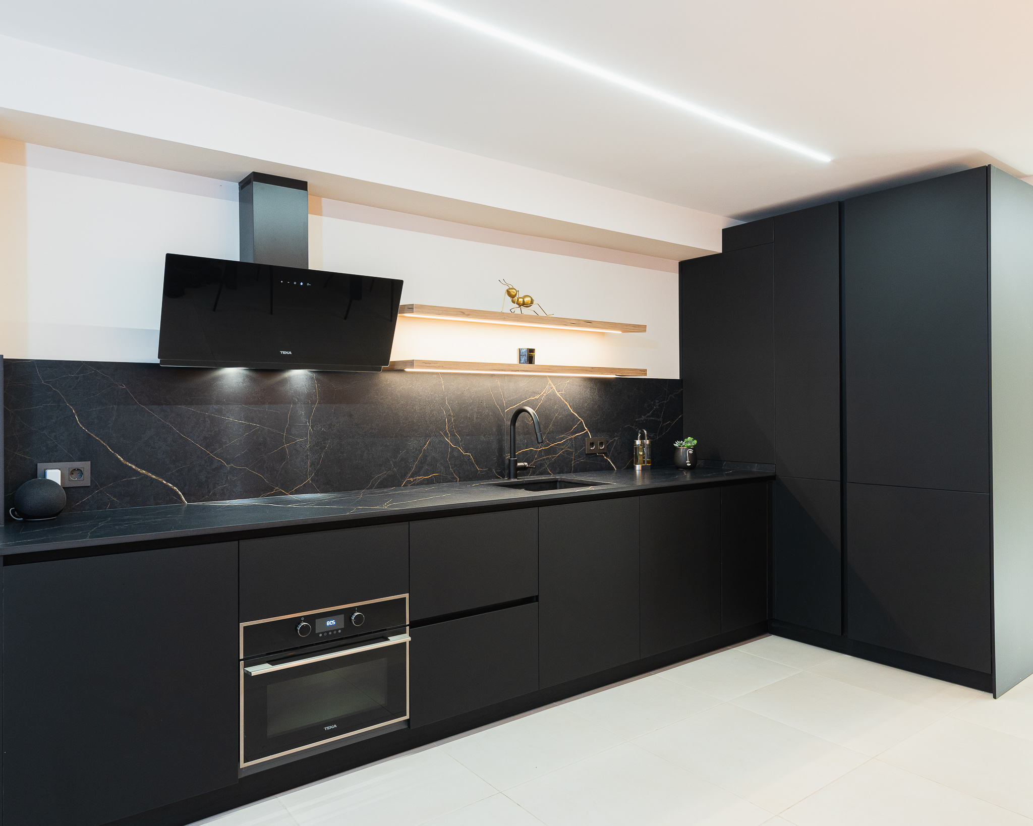 Cocina lineal con encimera negra Marquina Gold