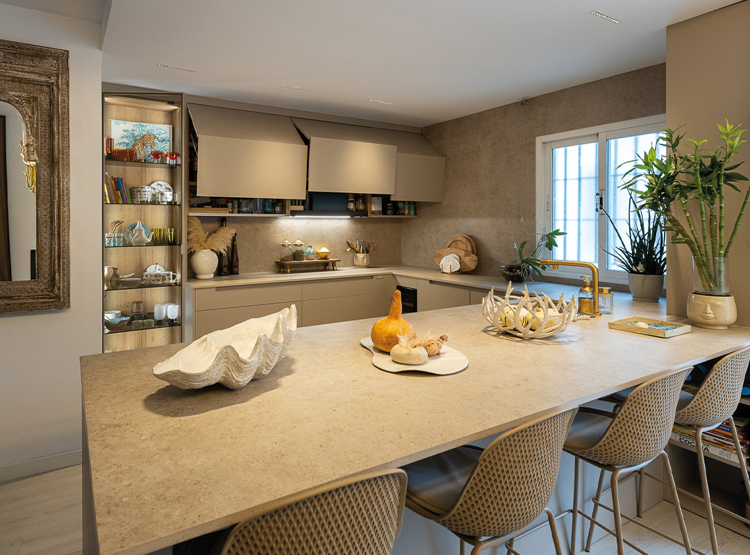 Cocina con península en porcelánico Anima Beige