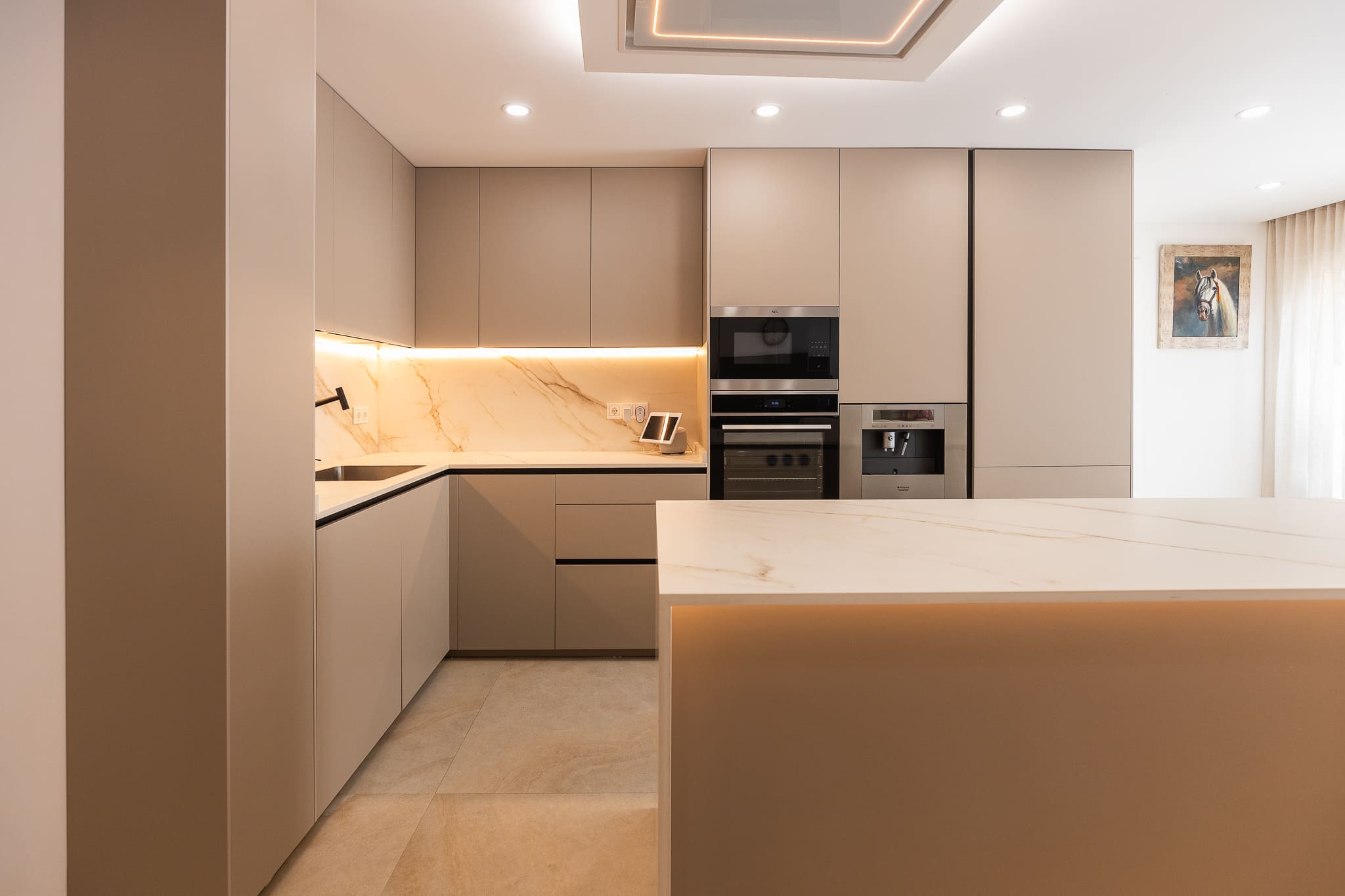 Cocina con isla en Calacatta Gold