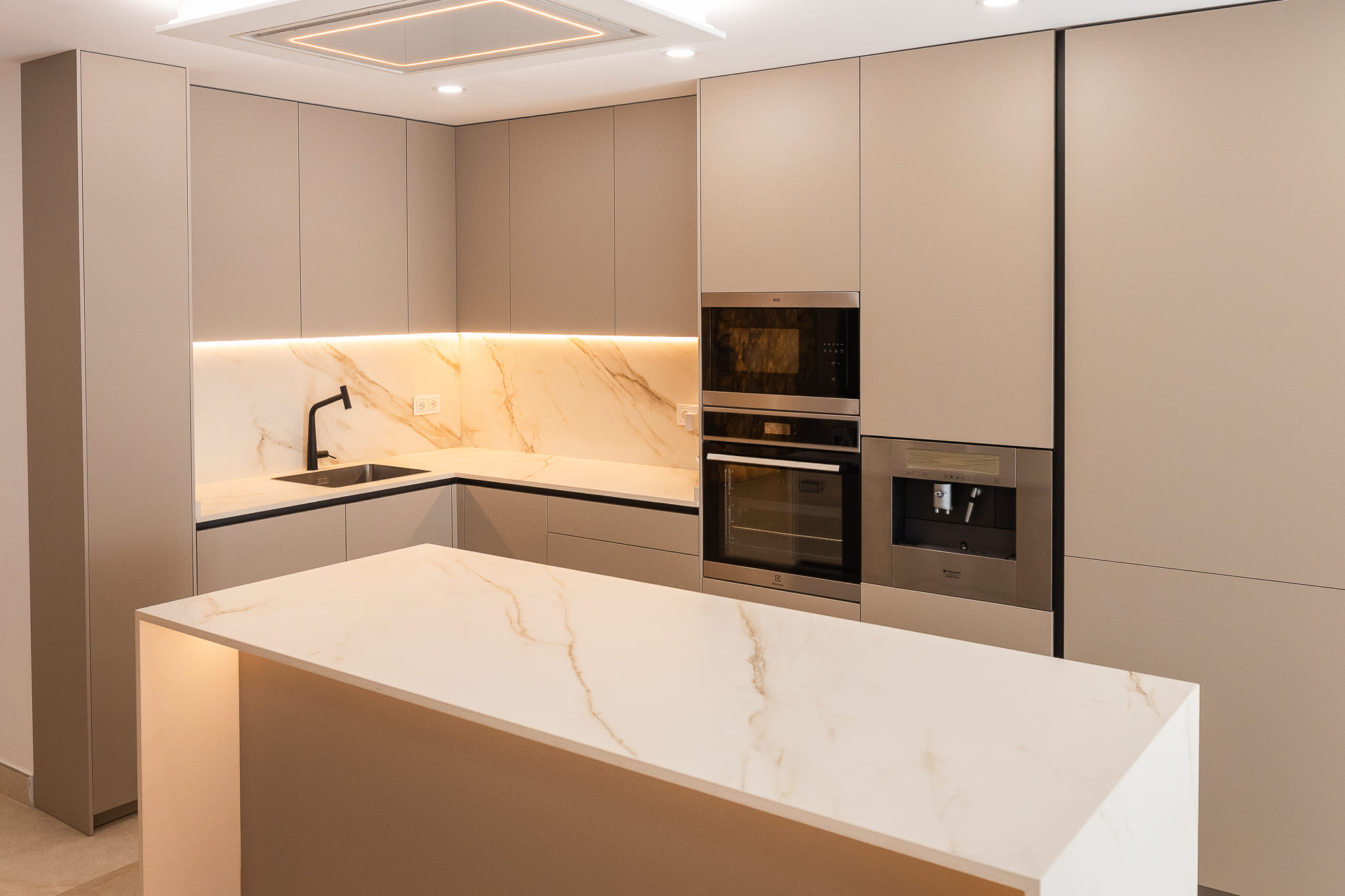 Cocina con isla en Calacatta Gold