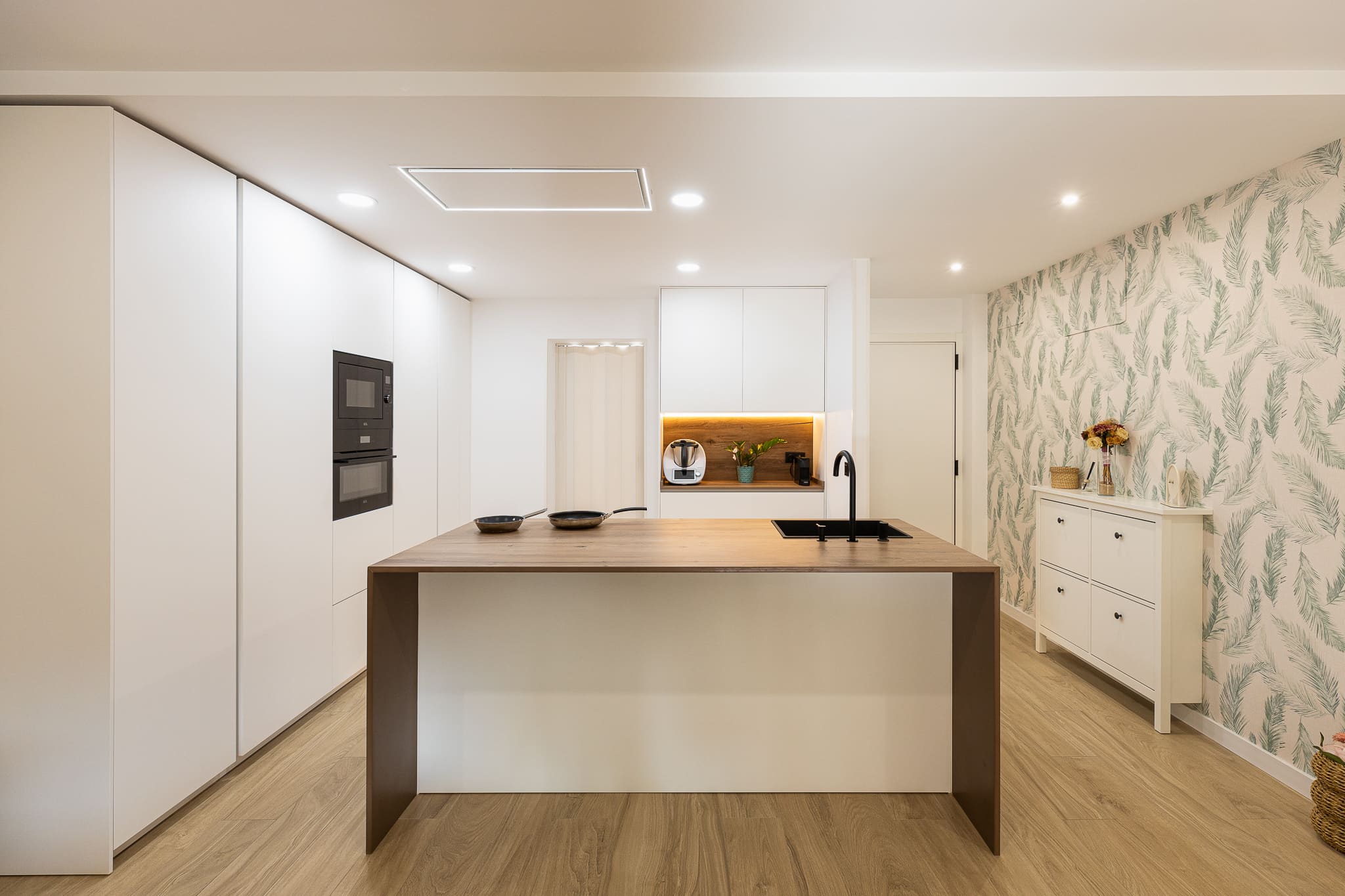 Cocina porcelánica efecto madera en Essence Avana