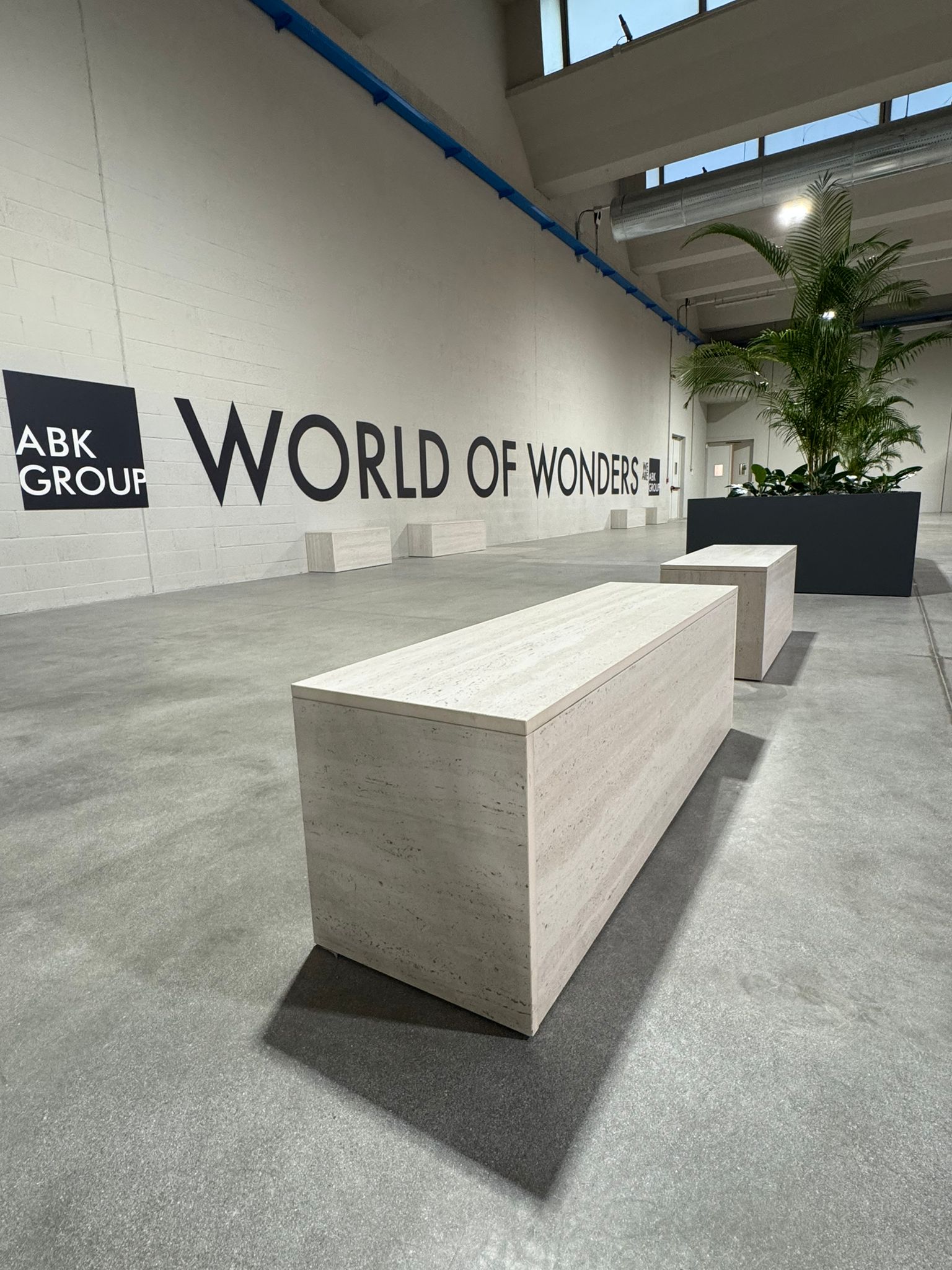 Bancos del modelo Travertino Ivory dispuestos en las nuevas instalaciones de ABK GROUP.