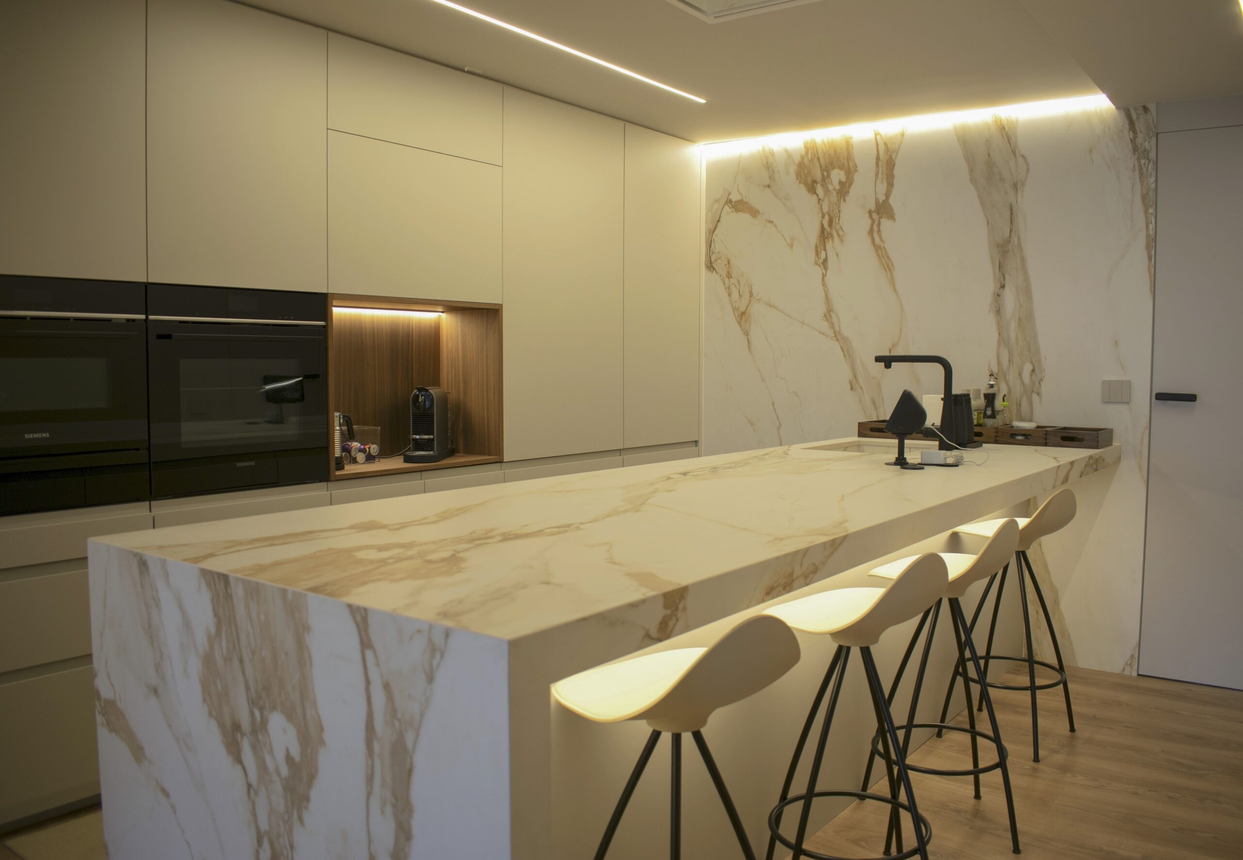 Cocina blanca moderna con isla