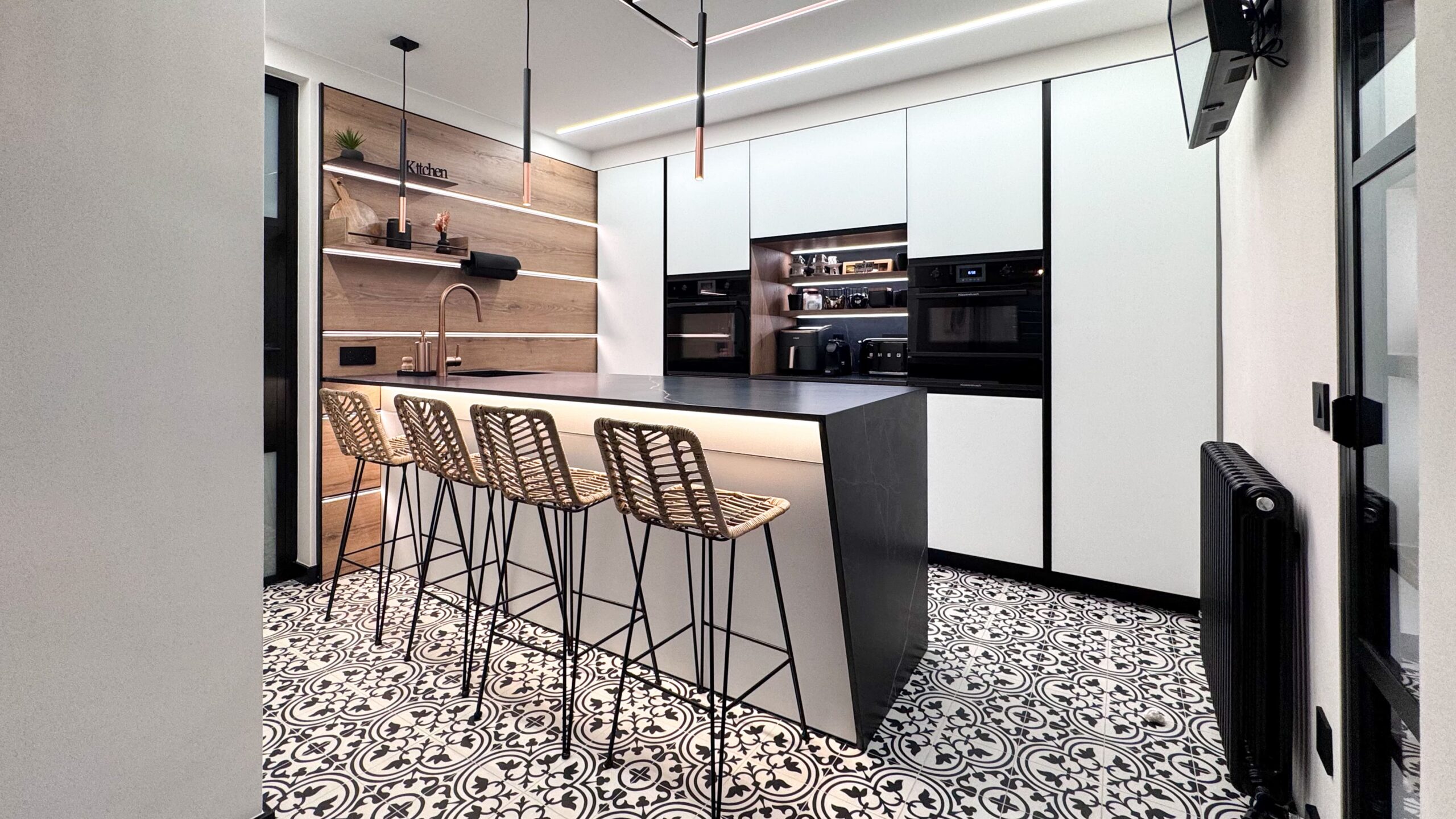 cocina negra y madera