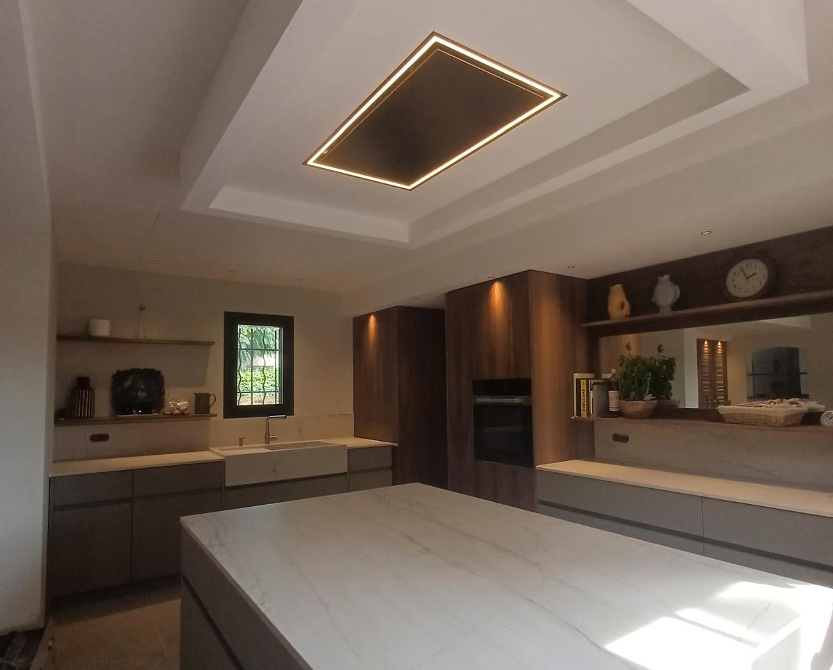 Cuisine contemporaine avec îlot en Mont-Blanc 3D Soft et bois - Atelier Mouvement Avignon
