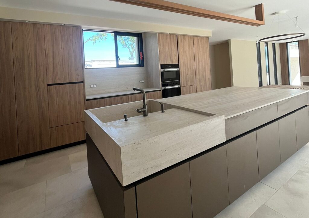 Cuisine contemporaine en bois avec îlot Travertino Ivory - ATELIER MOUVEMENT AVIGNON