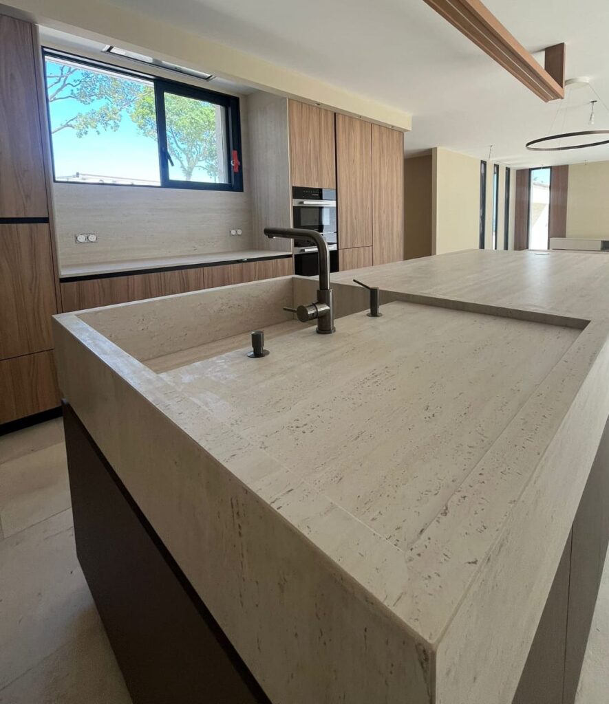 Îlot de cuisine en Travertino Ivory avec Cooking Surface - ATELIER MOUVEMENT AVIGNON