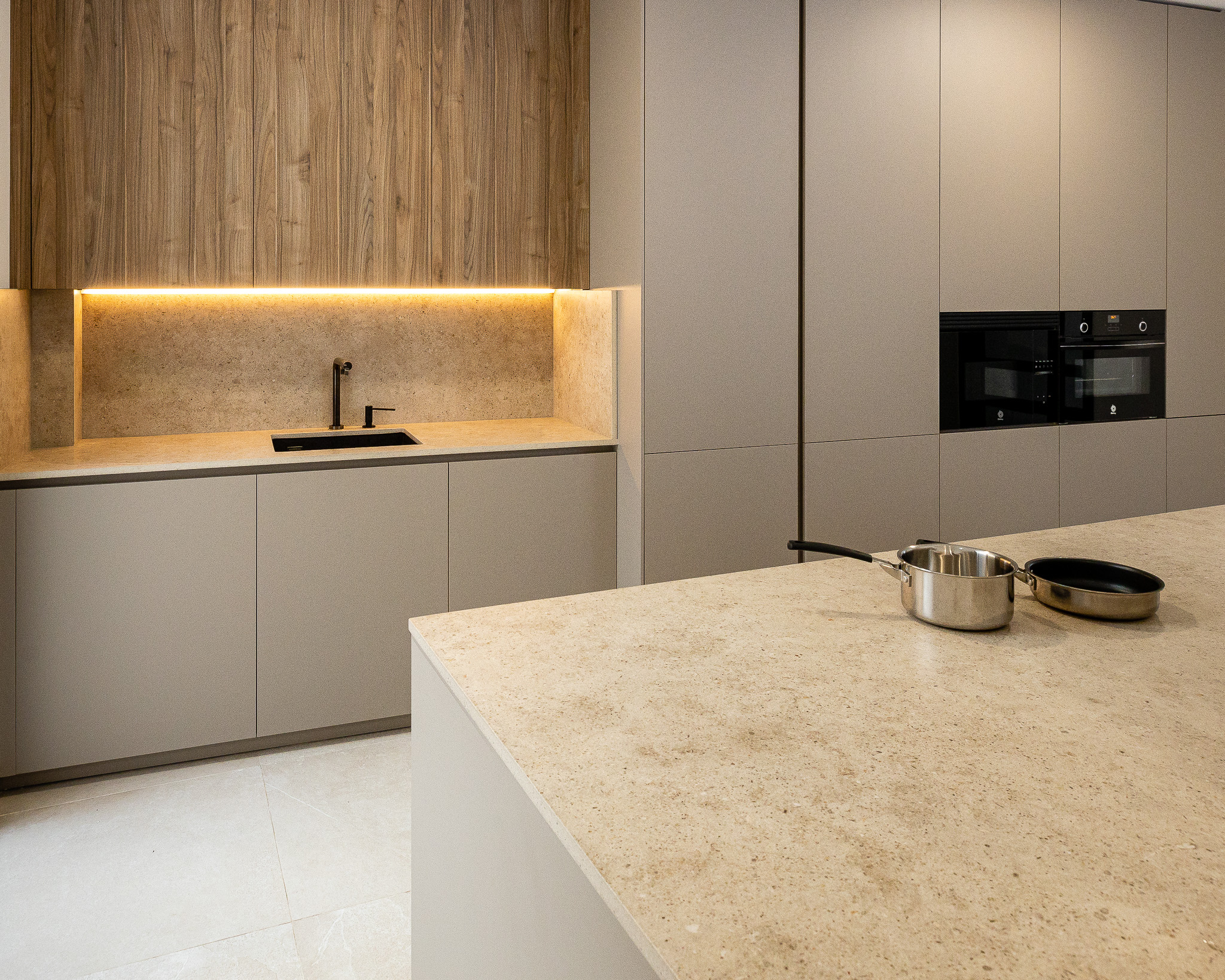¿Cómo evitar el ruido visual en la cocina? Reducir la cantidad de materiales y acabados